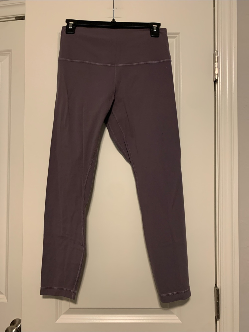Lululemon Purple Align Leggings sz 8, 25in
Good Condition w/wash wear throughout